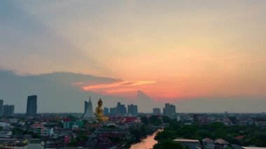 Altın Buda 'da hava manzaralı güzel bir gün batımı. Wat Paknam Bhasicharoen, Bangkok 'un Phasi Charoen ilçesinde Chao Phraya Nehri' nde bulunan bir kraliyet mabedidir.,