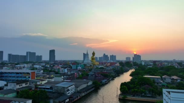 Vista Aérea Belo Pôr Sol Dourado Grande Buda Wat Paknam — Vídeo de Stock