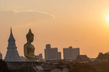 Büyük Buda Wat Paknam Phasi Charoen gün batımında. Büyük Buda 'nın önündeki bir kanalda gün batımının güzel yansıması. Alacakaranlık arkaplanındaki gökyüzü. Tayland 'ın en ünlü simgeleri...