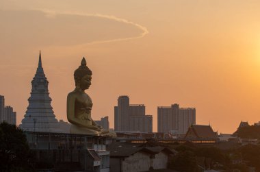  Büyük Buda Wat Paknam Phasi Charoen gün batımında. Büyük Buda 'nın önündeki bir kanalda gün batımının güzel yansıması. Alacakaranlık arkaplanındaki gökyüzü. Tayland 'ın en ünlü simgeleri...