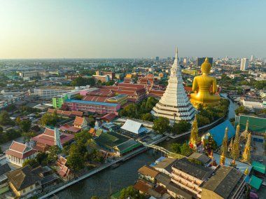 Gün batımında gökyüzü manzaralı büyük Buda Wat Paknam Phasi Charoen. Büyük Buda 'nın önündeki bir kanalda gün batımının güzel yansıması. Alacakaranlık arkaplanındaki gökyüzü. Tayland 'daki tek ünlü simge.