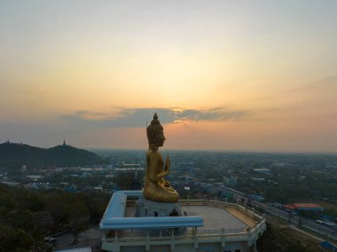 Gökyüzü manzarası, altın gökyüzü, yüksek dağdaki altın Buda 'da.