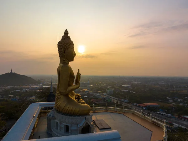 Gökyüzü Manzarası Altın Gökyüzü Yüksek Dağdaki Altın Buda — Stok fotoğraf