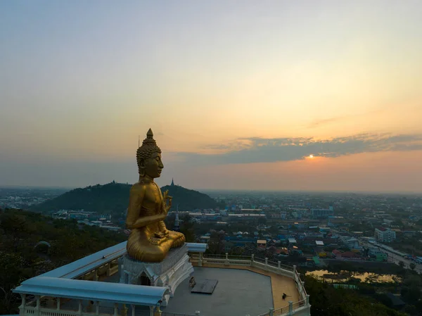 空中風景高い山の黄金の仏像で朝の黄金の空 — ストック写真