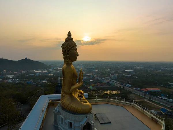 空中風景高い山の黄金の仏像で朝の黄金の空 — ストック写真