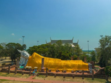 Wat Khun Inthapramun Ang tangası Tayland 'da uzanan güzel Buda' nın üzerindeki hava manzarası.