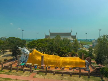 Wat Khun Inthapramun Ang tangası Tayland 'da uzanan güzel Buda' nın üzerindeki hava manzarası.