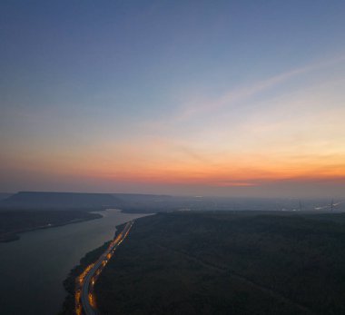Lamtakong Barajı, Nakhonratchasima, Tayland hava sahasında rüzgar türbini görüş açısı