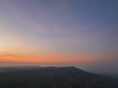 Lamtakong Barajı, Nakhonratchasima, Tayland hava sahasında rüzgar türbini görüş açısı