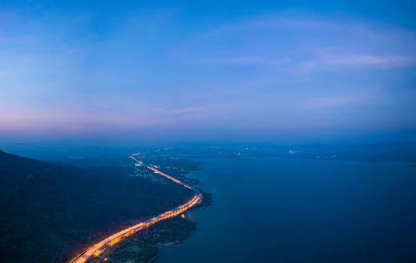 林达雄大坝沿线高速公路上的鸟瞰橙色灯光 — 图库照片