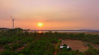 Lamtakong Barajı, Nakhonratchasima, Tayland 'daki hava manzaralı rüzgar türbini manzaralı. Lamtakong Barajı' nın üzerindeki gündoğumunda inanılmaz bir gökyüzü. Büyük göletin güzel yansıması. Gradyan renk. Gökyüzü dokusu, 