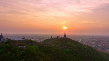 1859 'da Kral Rama tarafından inşa edilen ve Tayland' da bir dağın üzerine inşa edilen ilk saray olan Phetchaburi Tayland 'daki tepedeki kalenin tepesinde güneş ışınları parlıyor. .renkli gökyüzü arkaplanı.
