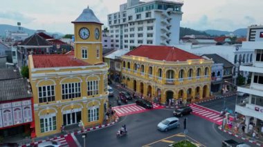 Phuket, Tayland-Nisan 02.2023 Phuket 'in en popüler tarihi simgelerinin havadan görünüşü saat kulesi Charter kavşağındaki klasik ve güzel mimari..