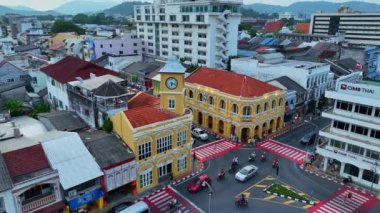 Phuket, Tayland-Nisan 02.2023 Phuket 'in en popüler tarihi simgelerinin havadan görünüşü saat kulesi Charter kavşağındaki klasik ve güzel mimari..