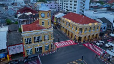 Phuket, Tayland-Nisan 02.2023 Phuket 'in en popüler tarihi simgelerinin havadan görünüşü saat kulesi Charter kavşağındaki klasik ve güzel mimari..