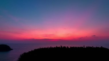 ..Güzel akşam gökyüzünde bulutlu hava manzaralı gün batımı. Pu Adası 'nda gün batımında renkli bulutlu bir manzara. Akşamları adanın üstündeki gökyüzünde mavi bulutlar. .loudy gökyüzü arkaplanı.