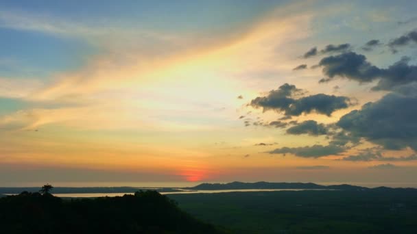 島の端に沈む夕日の空の素晴らしい黄色の空 パンガータイの山脈の地平線で美しい黄色の夕日 4Kビデオカラフルな空の背景 — ストック動画