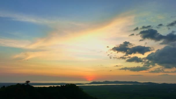 Воздушный Вид Удивительный Желтое Небо Закате Над Краем Острова Красивый — стоковое видео