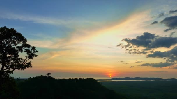 Luftaufnahme Erstaunlich Gelben Himmel Sonnenuntergang Über Dem Rand Der Insel — Stockvideo