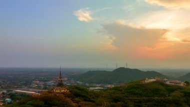 .Phetchaburi Tayland 'daki sarayın etrafındaki hava hiperhız manzaralı güzel ışıklandırma dekorasyonu. .manzara hava manzarası Phetchaburi eyaletinin merkezindeki tepenin ünlü simgesi...