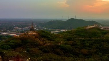 .Phetchaburi Tayland 'daki sarayın etrafındaki hava hiperhız manzaralı güzel ışıklandırma dekorasyonu. .manzara hava manzarası Phetchaburi eyaletinin merkezindeki tepenin ünlü simgesi...