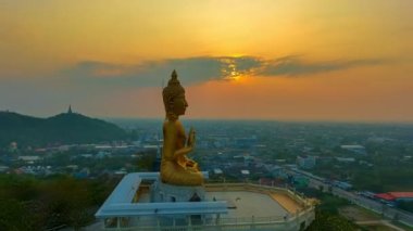 Gökyüzü hipervane manzaralı sarı gökyüzü altın büyük Buda 'nın üzerinde altın Buda' nın yüksek dağdaki tepesi Ta It Phetchaburi 'de parlak sarı gökyüzü Phetchaburi şehrinin arka planında.