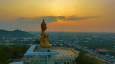 Gökyüzü hipervane manzaralı sarı gökyüzü altın büyük Buda 'nın üzerinde altın Buda' nın yüksek dağdaki tepesi Ta It Phetchaburi 'de parlak sarı gökyüzü Phetchaburi şehrinin arka planında.