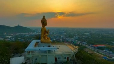 Gökyüzü hipervane manzaralı sarı gökyüzü altın büyük Buda 'nın üzerinde altın Buda' nın yüksek dağdaki tepesi Ta It Phetchaburi 'de parlak sarı gökyüzü Phetchaburi şehrinin arka planında.