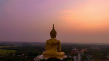 Gökyüzü hipervane manzaralı sarı gökyüzü altın büyük Buda 'nın üzerinde altın Buda' nın yüksek dağdaki tepesi Ta It Phetchaburi 'de parlak sarı gökyüzü Phetchaburi şehrinin arka planında.