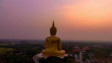 Buda 'nın başındaki güzel güneş Tayland' ın en popüler simgesidir..