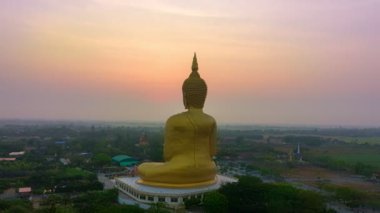 Buda 'nın başındaki güzel güneş Tayland' ın en popüler simgesidir..