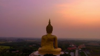 Buda 'nın başındaki güzel güneş Tayland' ın en popüler simgesidir..