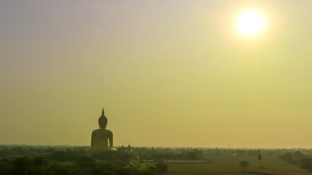 Légi Hiperlapszis Kilátás Táj Sárga Napfelkelte Felett Arany Nagy Buddha — Stock videók