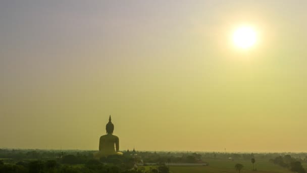 Lucht Hyperlapse Zon Schijnt Boven Grote Boeddha Het Rijstveld — Stockvideo