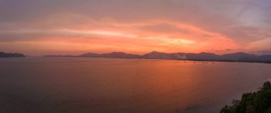 Alacakaranlıkta gökyüzünde inanılmaz renklerin havadan görüntüsü