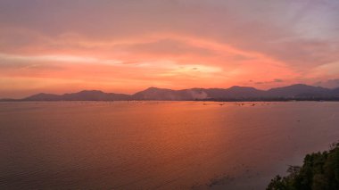 Alacakaranlıkta gökyüzünde inanılmaz renklerin havadan görüntüsü