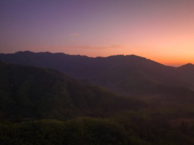 Hava manzarası Şafak vakti vadideki sisli denizin üzerinde gökyüzünde inanılmaz renkler.
