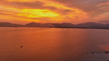 Hava manzaralı Majestic gün batımı ya da gün doğumu manzarası doğanın inanılmaz ışığı gökyüzü ve bulutlar hareket ediyor. Okyanusun üzerindeki 4k renkli, koyu gün doğumu bulutları. renkli gökyüzü arkaplanı.