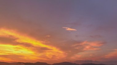 Hava manzaralı Majestic gün batımı ya da gün doğumu manzarası doğanın inanılmaz ışığı gökyüzü ve bulutlar hareket ediyor. Okyanusun üzerindeki 4k renkli, koyu gün doğumu bulutları. renkli gökyüzü arkaplanı.