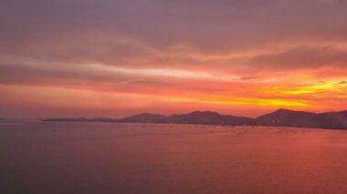 Meditasyon okyanusu ve gökyüzü arka planı. Görkemli gün batımı veya gündoğumu bulutlu arkaplan.