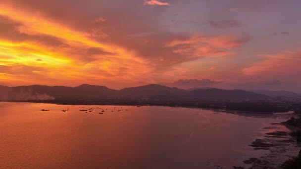 Flygfoto Fantastisk Himmel Solnedgången Över Havet Färgglada Moln Ljus Himmel — Stockvideo