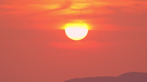 夕阳西下 天空一片鲜红 色彩艳丽 天空纹理 抽象的自然背景强烈的彩云 光线和其它大气效应的日出大太阳和红色的照明天空 — 图库视频影像