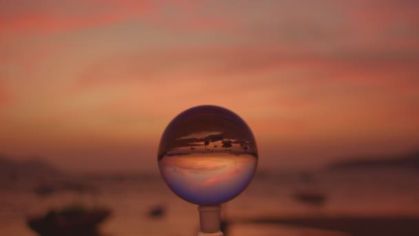 Piękna Chmura Niebie Wschodu Słońca Wewnątrz Kryształowej Kuli Obok Plaży — Wideo stockowe