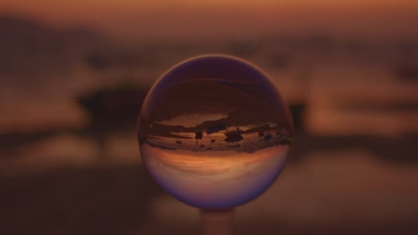 美丽的云彩在日出的天空中水晶球在海滩边美丽的大自然在海边水晶球独特而有创意的旅行和自然的观念 — 图库视频影像