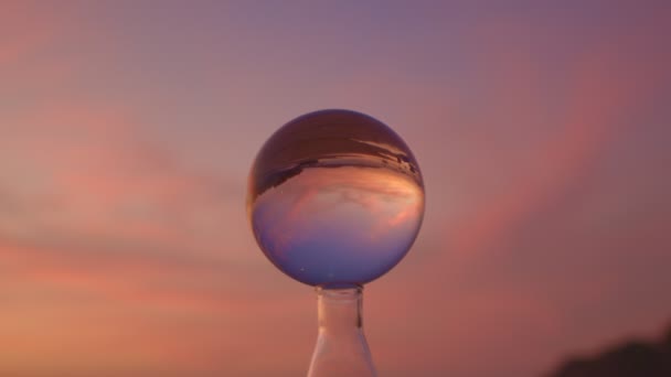 美丽的云彩在日出的天空中水晶球在海滩边美丽的大自然在海边水晶球独特而有创意的旅行和自然的观念 — 图库视频影像