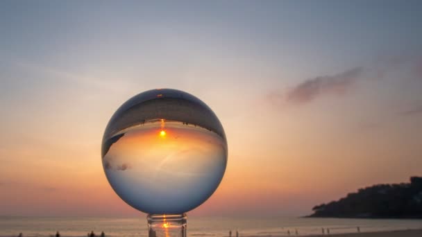 在海滩视频4K旁边的水晶球中 时间在海上滑落落日 在大自然和旅行的概念中 高质量的镜头一天到晚的流逝独特而富有创意的旅行自然理念 — 图库视频影像
