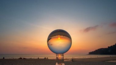 Plaj videosu 4K 'nin yanında kristal küre içinde gün batımını hızlandırıyor. Doğa Video Yüksek kaliteli görüntüler gece gündüz doğa ve seyahat konsepti eşsiz ve yaratıcı seyahat doğa fikri..