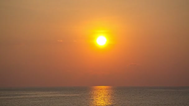 Güneş Denizin Üzerinde Batarken Gökyüzü Sarıdan Kırmızıya Döner Gün Batımı — Stok video