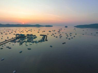 Chalong rıhtımının üzerindeki hava manzaralı güzel bir gün doğumu bulutu.
