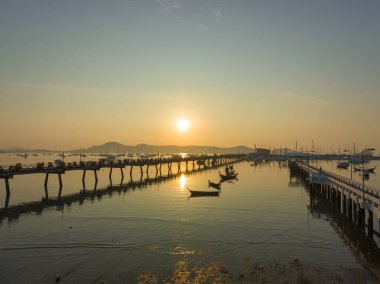 Chalong rıhtımının üzerindeki hava manzaralı güzel bir gün doğumu bulutu.